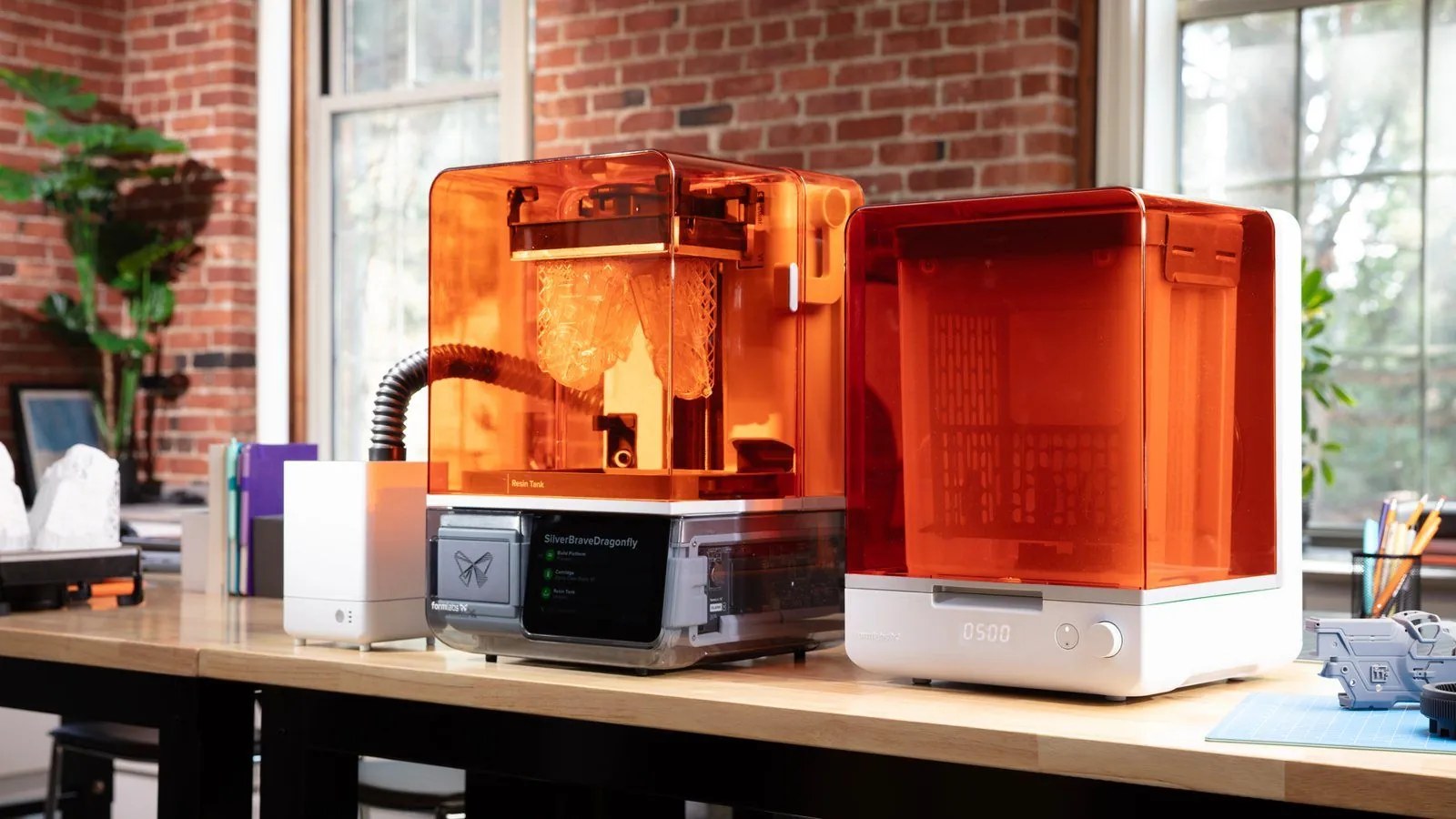 Formlabs Form Studio 1 na bancada ao lado da estação de cura e do filtrador de ar