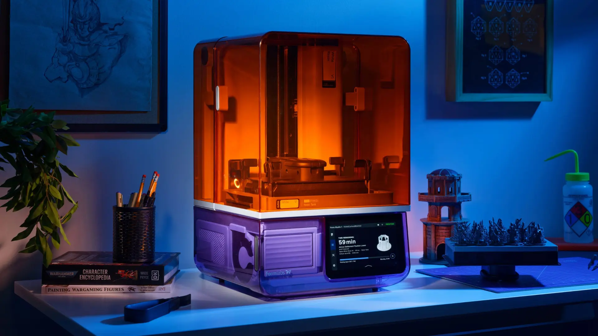 Formlabs Form Studio 1 imprimindo peças em resina na bancada de um maker